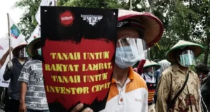 Tok! DPR RI Sahkan RUU Reforma Agraria Jadi Undang-undang Seorang demonstran saat aksi protes terhadap UU Cipta Kerja 2020 silam membawa tuntutan reforma agraria. Sumber: Anadolu Agency via Getty Images