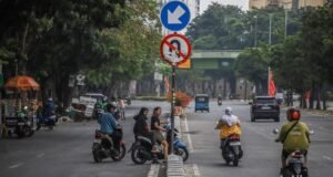 Pengendara Lawan Arah di Putaran Balik Dekat Stasiun Rawa Buntu, Warga Minta Ada Pengawasan Ilsutrasi pengendara lawan arah. Sumber: detik.com