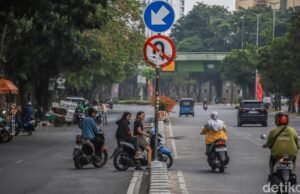 Pengendara Lawan Arah di Putaran Balik Dekat Stasiun Rawa Buntu, Warga Minta Ada Pengawasan Ilsutrasi pengendara lawan arah. Sumber: detik.com