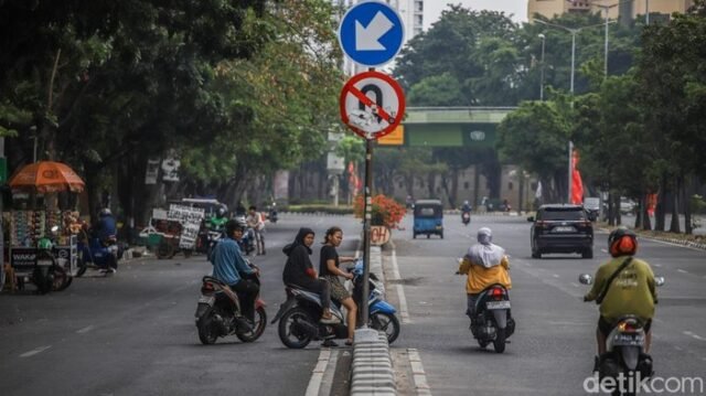 Ilsutrasi pengendara lawan arah. Sumber: detik.com Ilsutrasi pengendara lawan arah. Sumber: detik.com