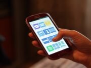 Komdigi Pastikan Surat Pemadaman Internet Nasional 25–27 September Palsu Ilustrasi tangan memegang ponsel pintar