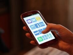 Komdigi Pastikan Surat Pemadaman Internet Nasional 25–27 September Palsu Ilustrasi tangan memegang ponsel pintar