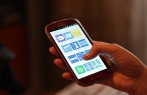 Komdigi Pastikan Surat Pemadaman Internet Nasional 25–27 September Palsu Ilustrasi tangan memegang ponsel pintar