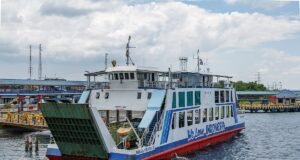 Hari Ke-12 Pencarian KM Virgo Transport 8, 93 Orang Masih Diduga di Dalam Kapal Ilustrasi kapal feri penumpang dan kendaraan di Selat Bali
