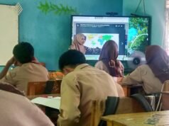 Indonesia Kekurangan 464.856 Guru, Pemerintah Targetkan Pengangkatan PNS Bertahap hingga 2029 Guru mengajar di kelas SMP di Indonesia