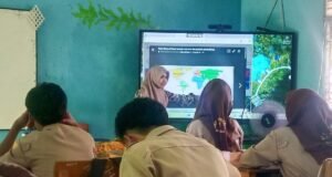 Indonesia Kekurangan 464.856 Guru, Pemerintah Targetkan Pengangkatan PNS Bertahap hingga 2029 Guru mengajar di kelas SMP di Indonesia