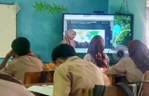 Indonesia Kekurangan 464.856 Guru, Pemerintah Targetkan Pengangkatan PNS Bertahap hingga 2029 Guru mengajar di kelas SMP di Indonesia