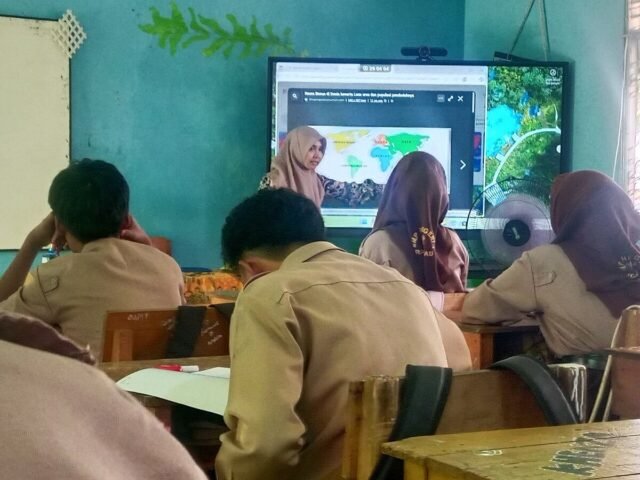 Guru mengajar di kelas SMP di Indonesia