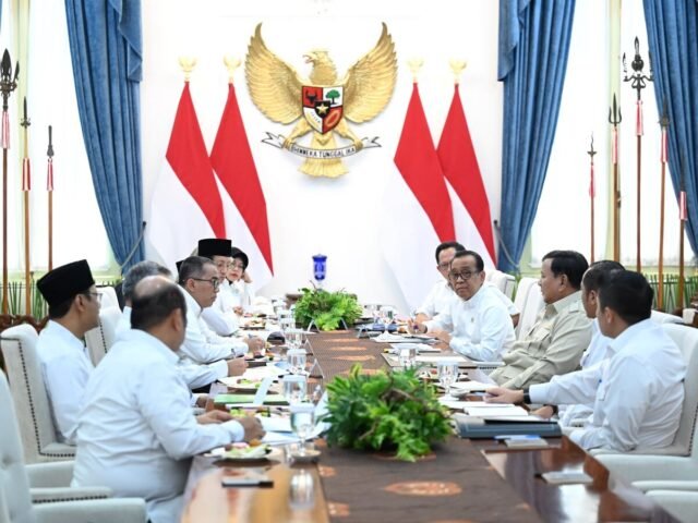 Rapat terbatas di Istana Merdeka membahas pendidikan gratis