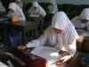 Menanti Kejelasan dan Transparansi Skor TKA Siswi SMA berjilbab mengerjakan soal ujian di ruang kelas
