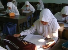 Menanti Kejelasan dan Transparansi Skor TKA Siswi SMA berjilbab mengerjakan soal ujian di ruang kelas