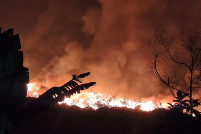Penampakan api kebakaran yang meluas di area TPA Galuga, Kecamatan Cibungbulang, Kabupaten Bogor, Senin (7/9/2026).(KOMPAS.com/PUTRA RAMADHANI ASTYAWAN KONTRIBUTOR BOGOR)