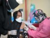 2,4 Juta Lansia Terkena ISPA Sepanjang 2026, Kemenkes Dorong Vaksinasi Influenza Petugas kesehatan memberikan vaksin kepada warga lansia