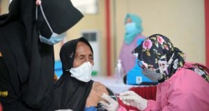 2,4 Juta Lansia Terkena ISPA Sepanjang 2026, Kemenkes Dorong Vaksinasi Influenza Petugas kesehatan memberikan vaksin kepada warga lansia