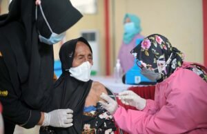 2,4 Juta Lansia Terkena ISPA Sepanjang 2026, Kemenkes Dorong Vaksinasi Influenza Petugas kesehatan memberikan vaksin kepada warga lansia