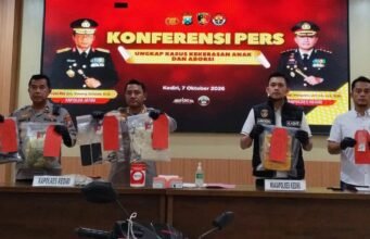 Kasus Buang Bayi di Kediri: Fakta, Penyebab, dan Upaya Edukasi Seks Foto Polres Kediri di konferensi pers tentang kasus buang bayi