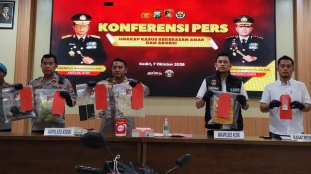 Kasus Buang Bayi di Kediri: Fakta, Penyebab, dan Upaya Edukasi Seks Foto Polres Kediri di konferensi pers tentang kasus buang bayi