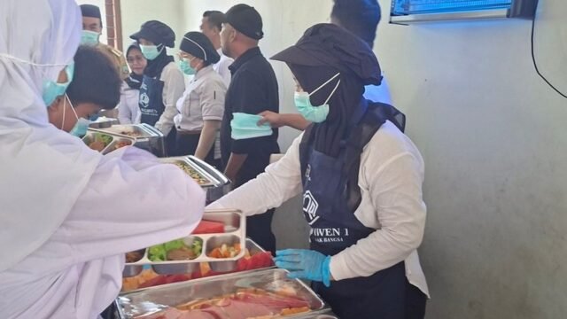 Suasana penyajian MBG prasmanan di SDN 5 Ngawen, Blora.