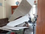 Plafon Ruang Guru Roboh di SDN 2 Cepoko Sragen, Guru Terluka Kondisi material plafon ruang guru SDN 2 Cepoko Sragen yang runtuh memenuhi lantai ruangan.