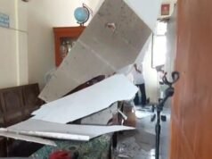 Plafon Ruang Guru Roboh di SDN 2 Cepoko Sragen, Guru Terluka Kondisi material plafon ruang guru SDN 2 Cepoko Sragen yang runtuh memenuhi lantai ruangan.