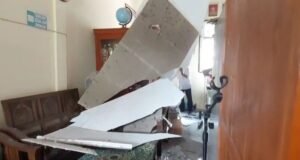 Plafon Ruang Guru Roboh di SDN 2 Cepoko Sragen, Guru Terluka Kondisi material plafon ruang guru SDN 2 Cepoko Sragen yang runtuh memenuhi lantai ruangan.