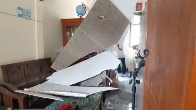Kondisi material plafon ruang guru SDN 2 Cepoko Sragen yang runtuh memenuhi lantai ruangan.