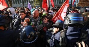 Prancis Tambah 3.000 Guru Usai Demo Siswa SMA Foto demonstran siswa SMA di Paris menuntut penambahan guru