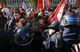 Prancis Tambah 3.000 Guru Usai Demo Siswa SMA Foto demonstran siswa SMA di Paris menuntut penambahan guru