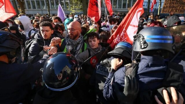 Foto demonstran siswa SMA di Paris menuntut penambahan guru