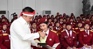 Yayasan Cahaya Guru Minta Mekanisme Penanganan Kekerasan di Sekolah Rakyat Diperjelas Siswa-siswi Sekolah Rakyat berbaris dalam upacara HUT ke-81 RI di halaman Istana Merdeka, Jakarta