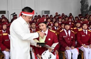 Yayasan Cahaya Guru Minta Mekanisme Penanganan Kekerasan di Sekolah Rakyat Diperjelas Siswa-siswi Sekolah Rakyat berbaris dalam upacara HUT ke-81 RI di halaman Istana Merdeka, Jakarta