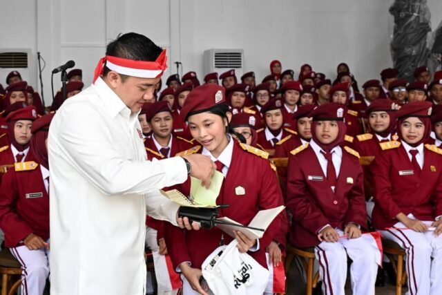 Siswa-siswi Sekolah Rakyat berbaris dalam upacara HUT ke-81 RI di halaman Istana Merdeka, Jakarta